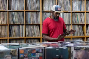 Leia mais sobre o artigo Vinil para ouvir e celebrar no centro de São Paulo