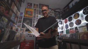 Leia mais sobre o artigo O Charme Analógico e a Nova Geração: Vinil, Afeto e Resistência em Destaque no Globo Repórter