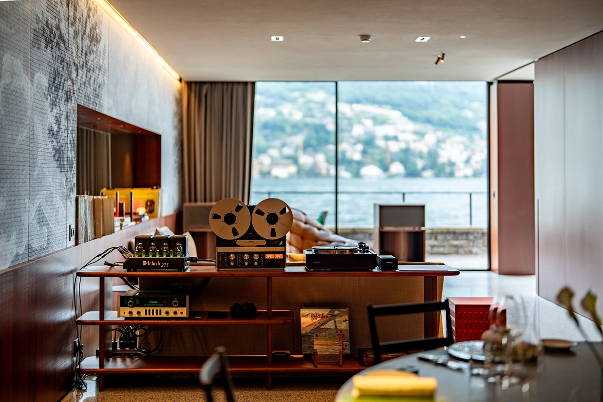 Leia mais sobre o artigo Imersão Analógica e Luxo na Itália: Conheça a 1ª Suíte de “Audiófilos” do Mundo com 500 Discos de Vinil