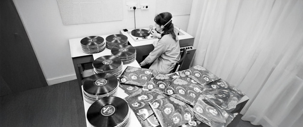 Leia mais sobre o artigo Antes da automação digital: veja como funcionava o controle de qualidade analógico na era de ouro do vinil