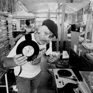 Leia mais sobre o artigo Onde garimpar discos de vinil no Rio de Janeiro: 18 lojas essenciais