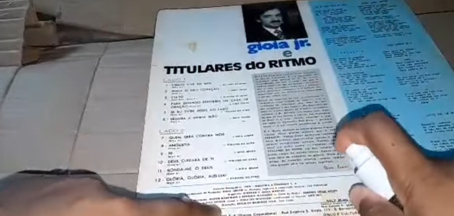 Leia mais sobre o artigo Cuidando e Recuperando Capa de Vinil